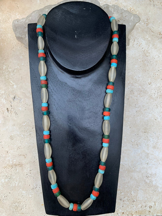 Collier de perles en verre fait au Népal, 68 cm de long, superbe pièce de l'artisanat local, magnifiques couleurs !