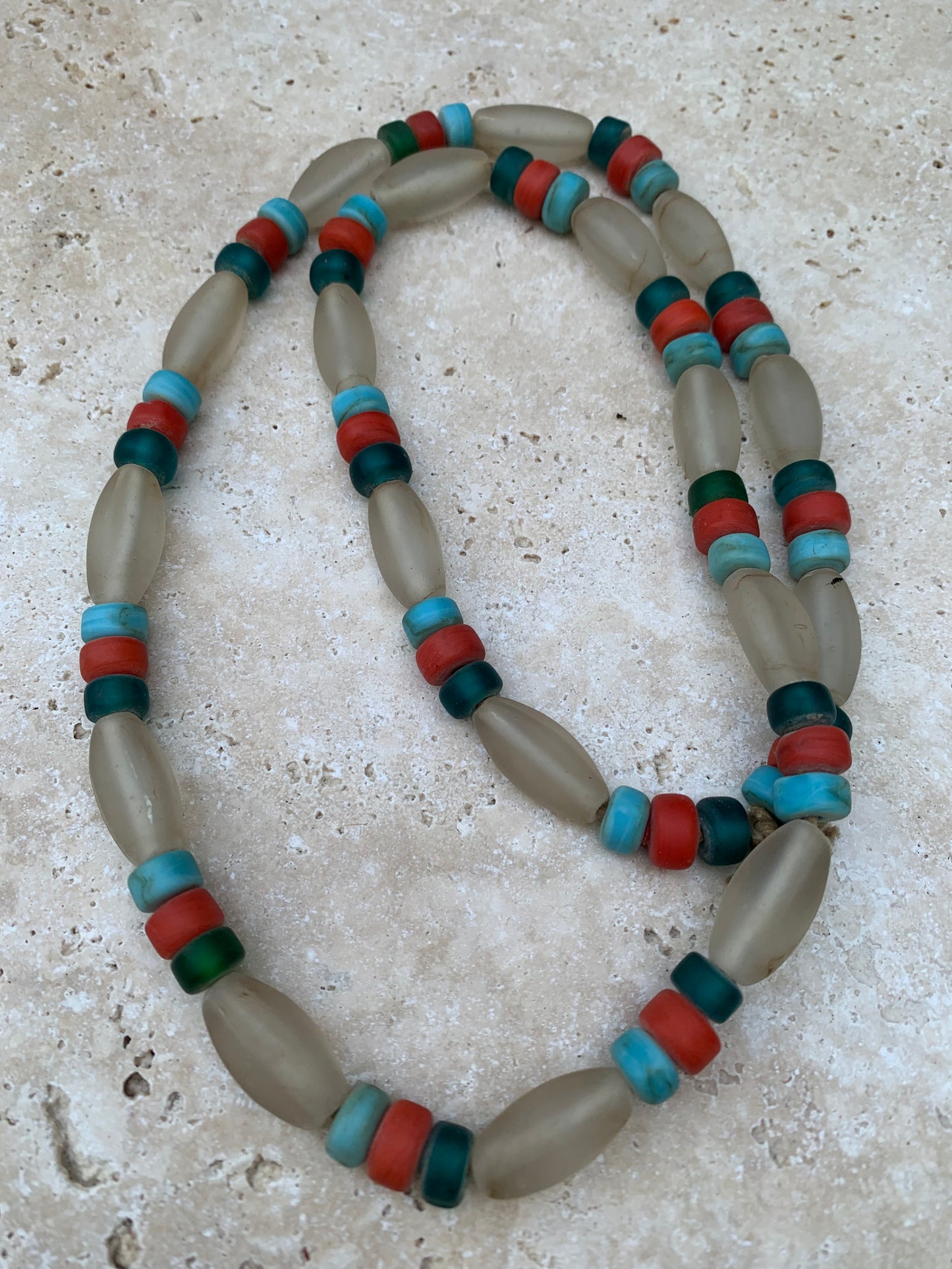 Collier de perles en verre fait au Népal, 68 cm de long, superbe pièce de l'artisanat local, magnifiques couleurs !