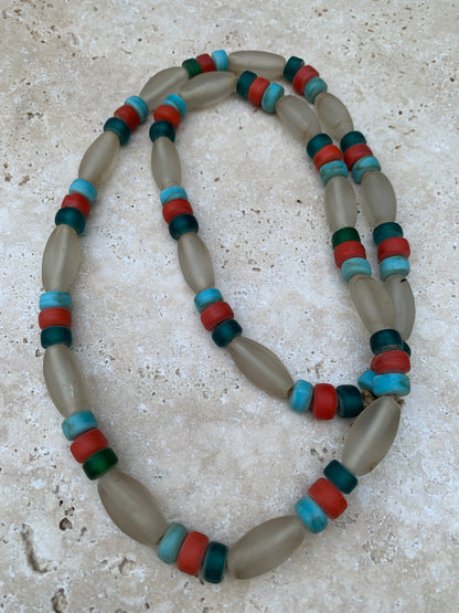 Collier de perles en verre fait au Népal, 68 cm de long, superbe pièce de l'artisanat local, magnifiques couleurs !