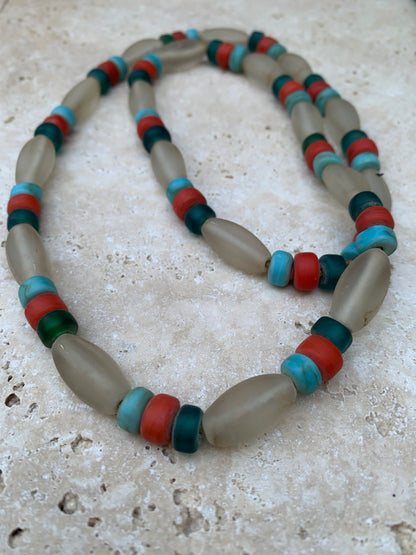 Collier de perles en verre fait au Népal, 68 cm de long, superbe pièce de l'artisanat local, magnifiques couleurs !
