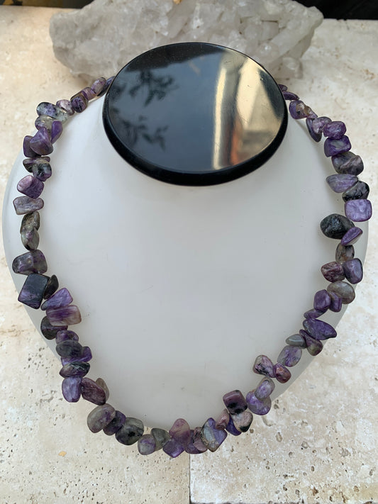 Charoite, perles en grains polis de 5 à 12mm. 44cm de longueur + rajout de 5cm en chaînette. Qualité A à AA, superbes perles !