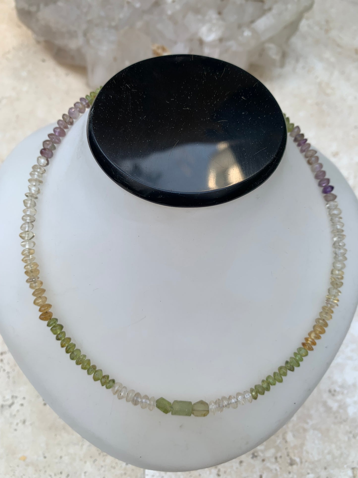 Fil de perle de type 'rondelle' en mix d'améthyste, cristal de roche, citrine, et péridot. Vendu en bracelet de 17 à 21 cm ou en collier de 42 cm - Perles 4 à 5 mm. Superbe pièce !