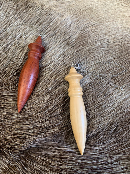 Pendule en bois type (Egyptien) fait en France (19), de 7cm de long x 1,5 de diamètre avec chainette de 20 centimètres - 25 grammes. Très belle qualité, magnifique pièce !