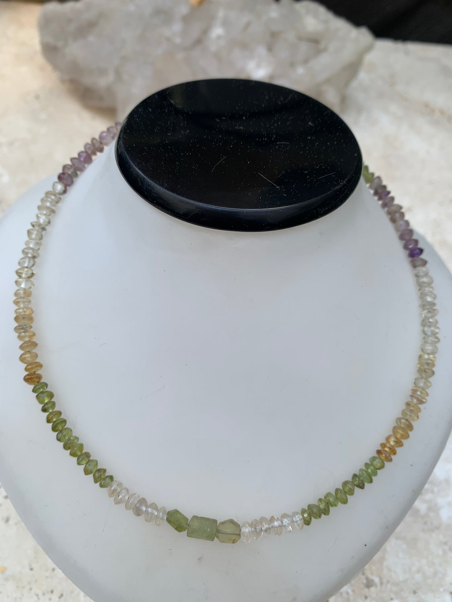 Fil de perle de type 'rondelle' en mix d'améthyste, cristal de roche, citrine, et péridot. Vendu en bracelet de 17 à 21 cm ou en collier de 42 cm - Perles 4 à 5 mm. Superbe pièce !