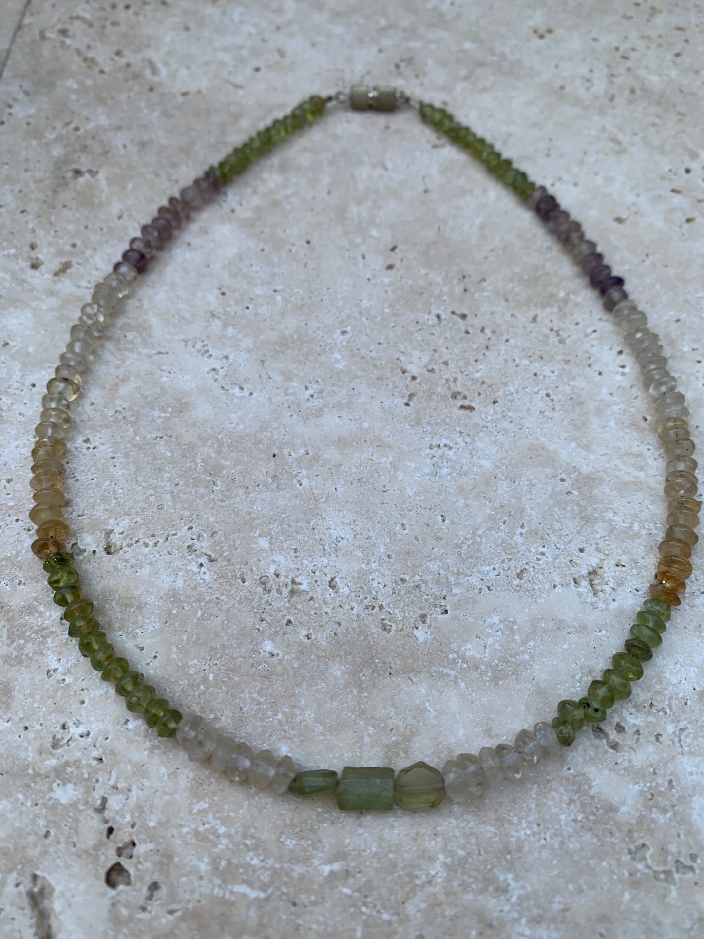 Fil de perle de type 'rondelle' en mix d'améthyste, cristal de roche, citrine, et péridot. Vendu en bracelet de 17 à 21 cm ou en collier de 42 cm - Perles 4 à 5 mm. Superbe pièce !