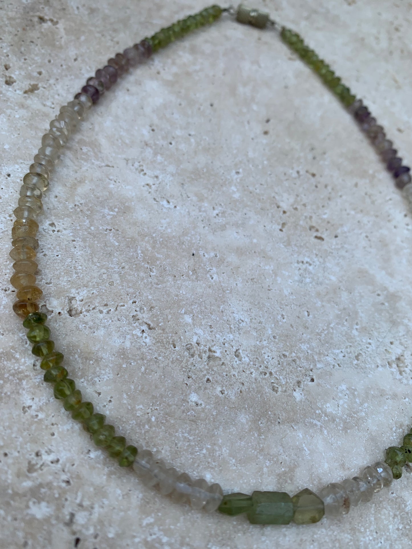 Fil de perle de type 'rondelle' en mix d'améthyste, cristal de roche, citrine, et péridot. Vendu en bracelet de 17 à 21 cm ou en collier de 42 cm - Perles 4 à 5 mm. Superbe pièce !