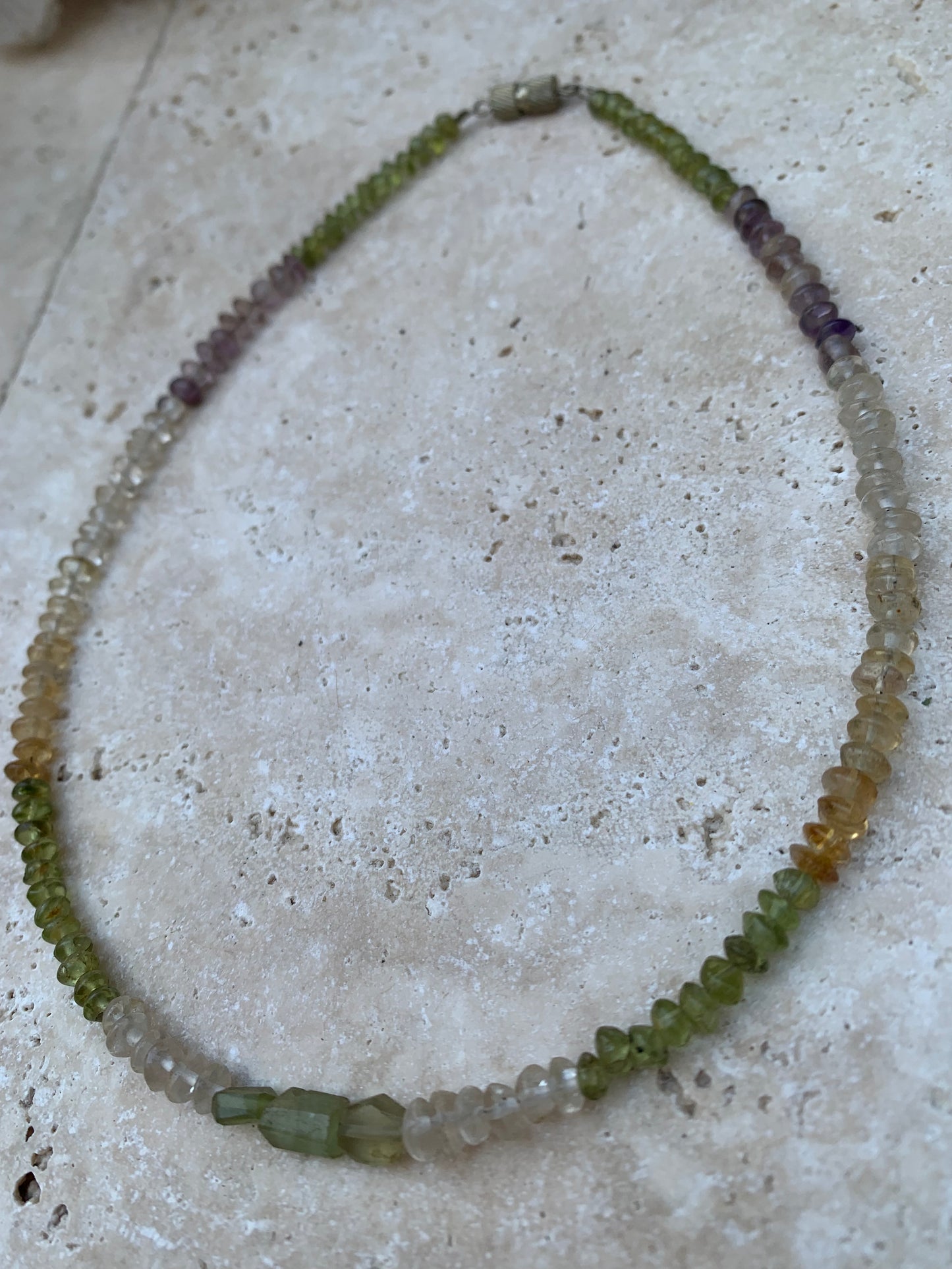 Fil de perle de type 'rondelle' en mix d'améthyste, cristal de roche, citrine, et péridot. Vendu en bracelet de 17 à 21 cm ou en collier de 42 cm - Perles 4 à 5 mm. Superbe pièce !