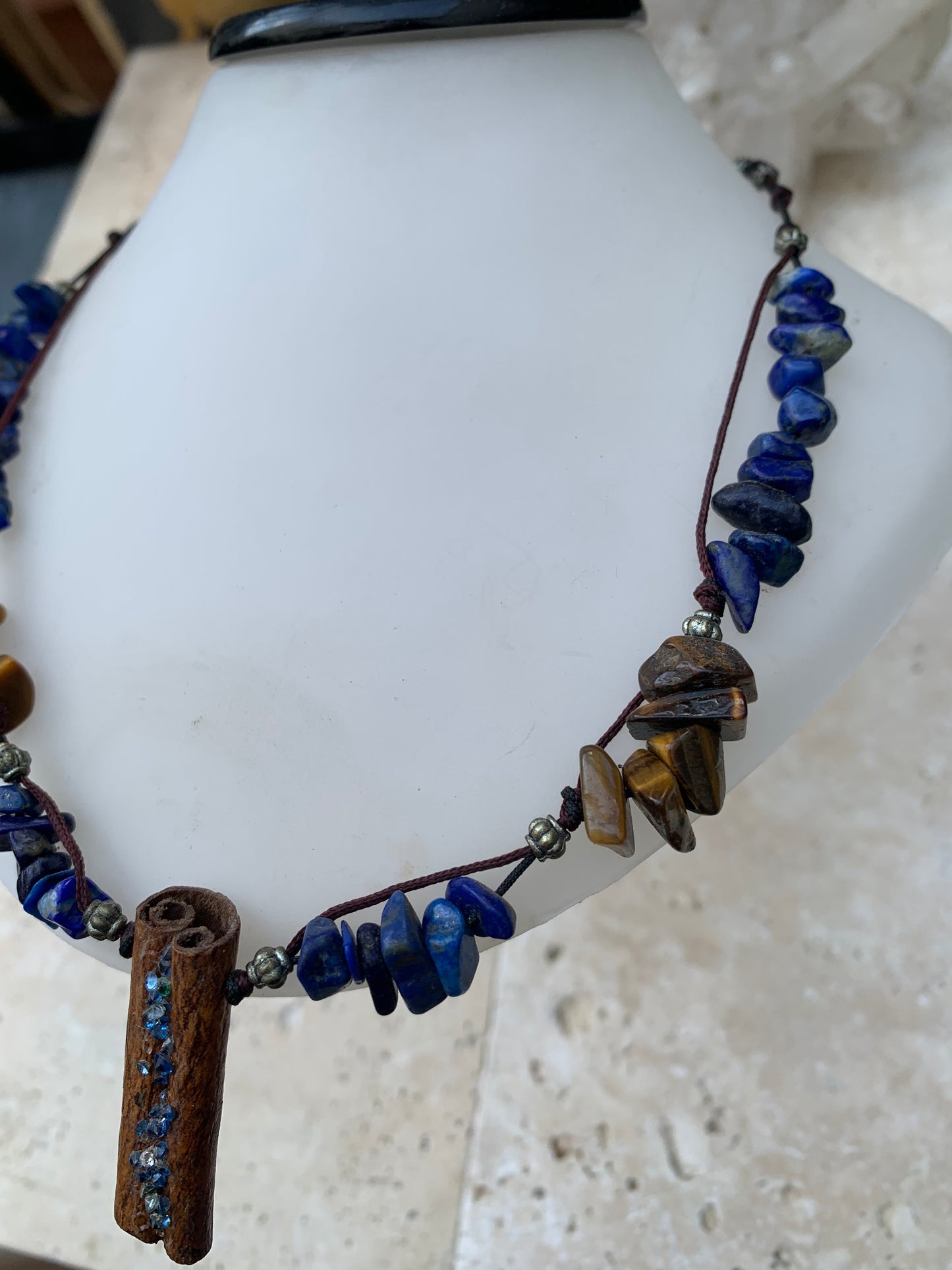 Lapis lazuli, collier en perle 'Baroque' de 5x10 millimètres, 44cm de long. Fermoir de type 'coulissant/ mala', avec pendentif en bâton de cannelle sertis de pierres, modèle unique !