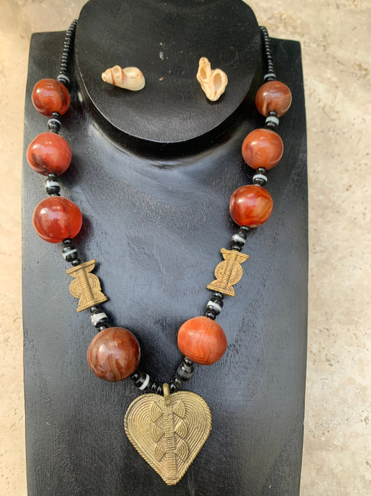 Cornaline, collier de 48 cm avec pendentif de 35 mm. Perles rondes de 20 mm, avec fermoir à vis, superbe pièce !