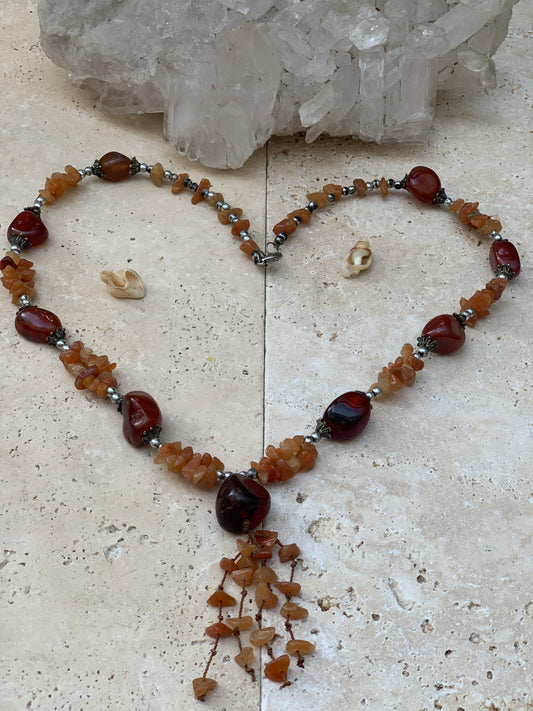 Cornaline, collier de 60 centimètres avec pendentif de 70 millimètres. Perles de formes naturelles poliés de 20 millimètres, avec fermoir de type 'mousqueton', superbe pièce !