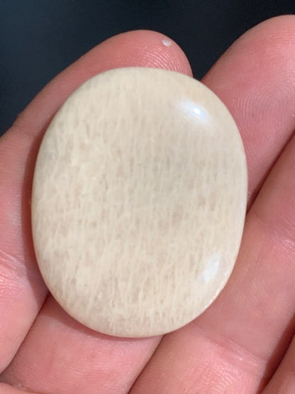 Calcite - Galet de massage/ pierre plate - 41 x 32 x 8 mm - 16,6 gr.