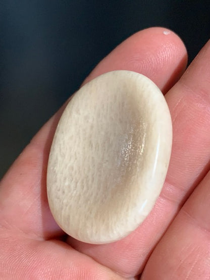 Calcite - Galet de massage/ pierre plate - 41 x 32 x 8 mm - 16,6 gr.