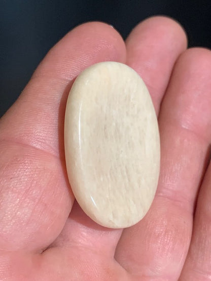 Calcite - Galet de massage/ pierre plate - 41 x 32 x 8 mm - 16,6 gr.