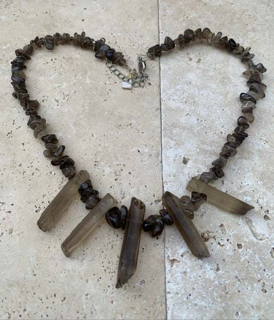 Cristal de roche fumé/ Quartz fumé, en collier de 42 centimètres. Perle de type 'baroque/ chips' de 4 à 7 millimètres avec 5 cristaux naturels en panoramique, fermoir de type 'mousqueton' !