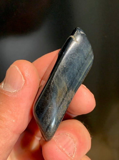 Oeil de faucon ou Oeil de tigre bleu - Pierre roulée - 56 x 23 x 17 mm - 31,1 gr.