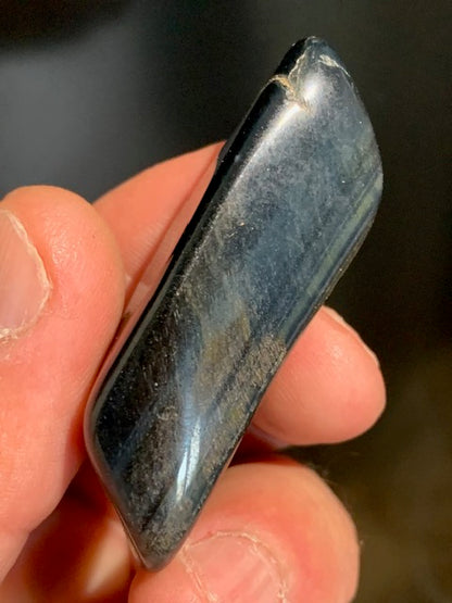 Oeil de faucon ou Oeil de tigre bleu - Pierre roulée - 56 x 23 x 17 mm - 31,1 gr.