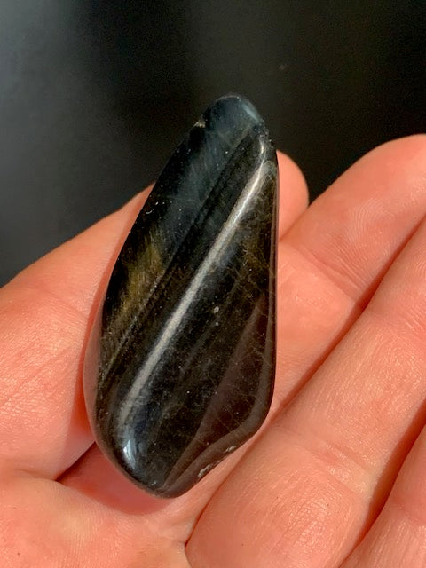 Oeil de faucon ou Oeil de tigre bleu - Pierre roulée - 56 x 23 x 17 mm - 31,1 gr.