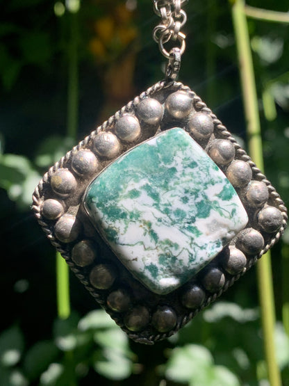 Agate Mousse/ Agate Lichen/ Agate Arbre, pendentif plaqué Argent, de 55mm de hauteur x 45 x 11. Vendu avec chainette de 76 cm !