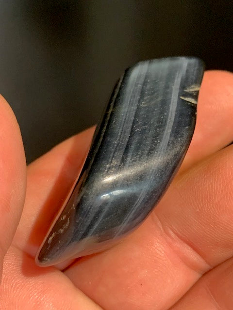 Oeil de faucon ou Oeil de tigre bleu - Pierre roulée - 56 x 23 x 17 mm - 31,1 gr.