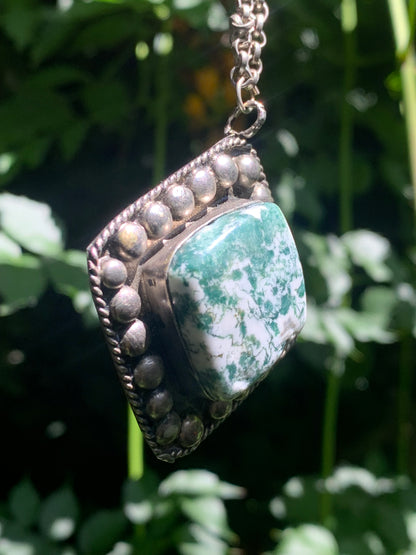 Agate Mousse/ Agate Lichen/ Agate Arbre, pendentif plaqué Argent, de 55mm de hauteur x 45 x 11. Vendu avec chainette de 76 cm !