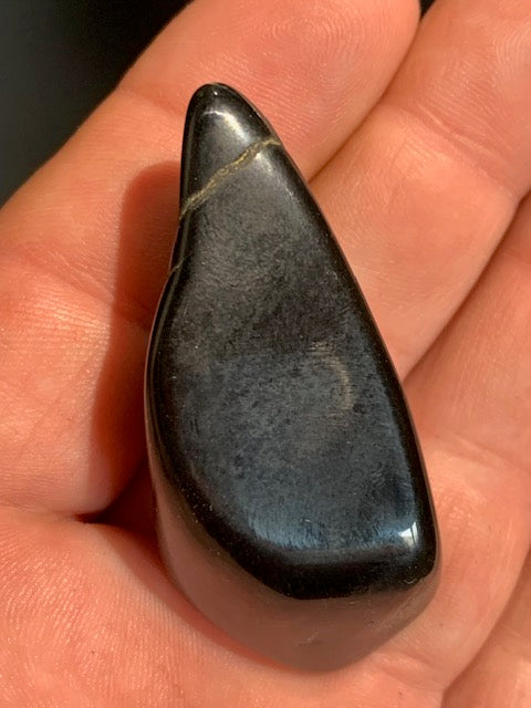 Oeil de faucon ou Oeil de tigre bleu - Pierre roulée - 56 x 23 x 17 mm - 31,1 gr.