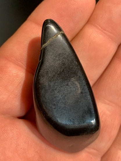 Oeil de faucon ou Oeil de tigre bleu - Pierre roulée - 56 x 23 x 17 mm - 31,1 gr.