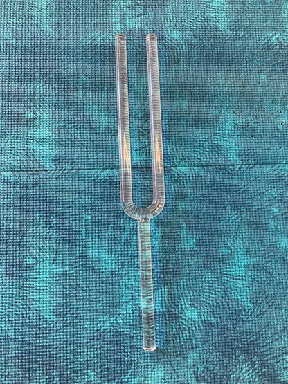 Diapason de cristal (quartz) accordé en DO#/ Cis - 45 cm x 6 de largeur. Livré avec boîte de protection en mousse et maillet adapté !