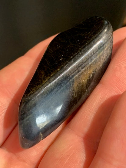 Oeil de faucon ou Oeil de tigre bleu - Pierre roulée - 56 x 23 x 17 mm - 31,1 gr.