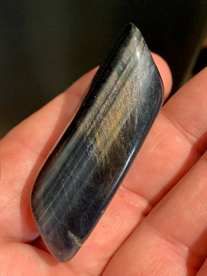 Oeil de faucon ou Oeil de tigre bleu - Pierre roulée - 56 x 23 x 17 mm - 31,1 gr.