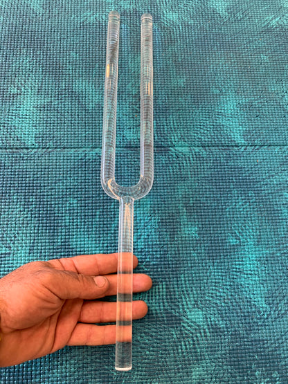 Diapason de cristal (quartz) accordé en DO#/ Cis - 45 cm x 6 de largeur. Livré avec boîte de protection en mousse et maillet adapté !