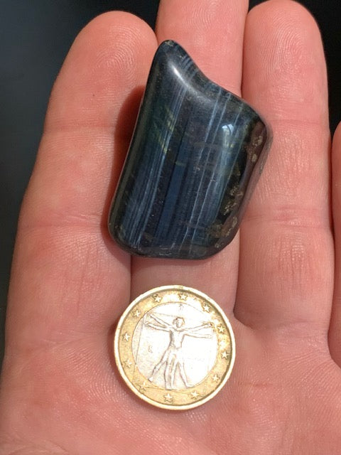 Oeil de faucon ou Oeil de tigre bleu - Pierre roulée - 40 x 30 x 17 mm - 24,5 gr.