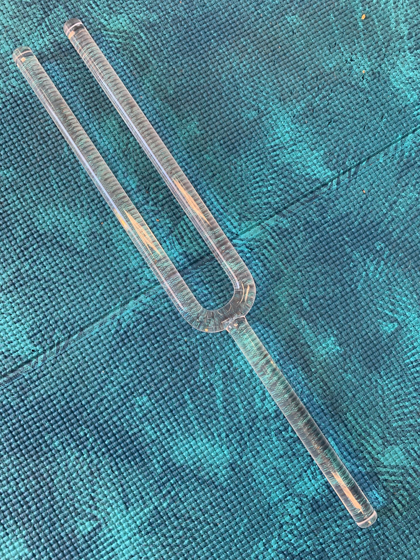 Diapason de cristal (quartz) accordé en DO#/ Cis - 45 cm x 6 de largeur. Livré avec boîte de protection en mousse et maillet adapté !