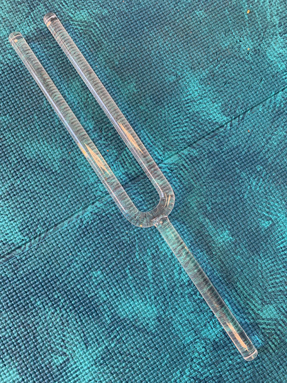 Diapason de cristal (quartz) accordé en DO#/ Cis - 45 cm x 6 de largeur. Livré avec boîte de protection en mousse et maillet adapté !
