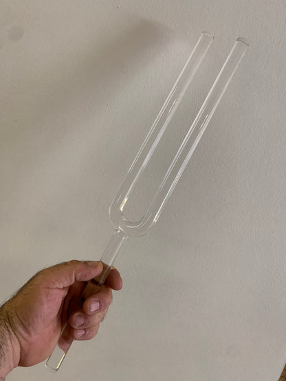 Diapason de cristal (quartz) accordé en DO#/ Cis - 45 cm x 6 de largeur. Livré avec boîte de protection en mousse et maillet adapté !