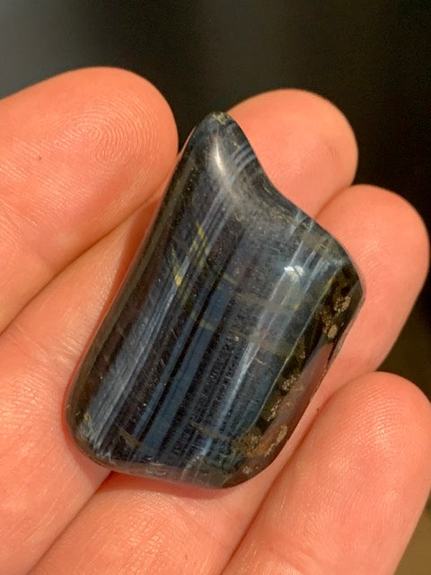 Oeil de faucon ou Oeil de tigre bleu - Pierre roulée - 40 x 30 x 17 mm - 24,5 gr.
