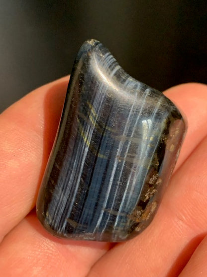 Oeil de faucon ou Oeil de tigre bleu - Pierre roulée - 40 x 30 x 17 mm - 24,5 gr.