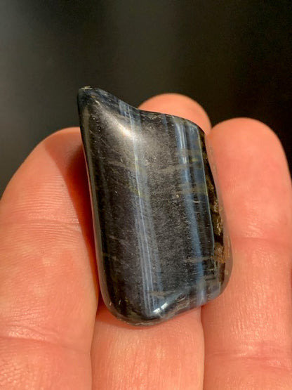 Oeil de faucon ou Oeil de tigre bleu - Pierre roulée - 40 x 30 x 17 mm - 24,5 gr.