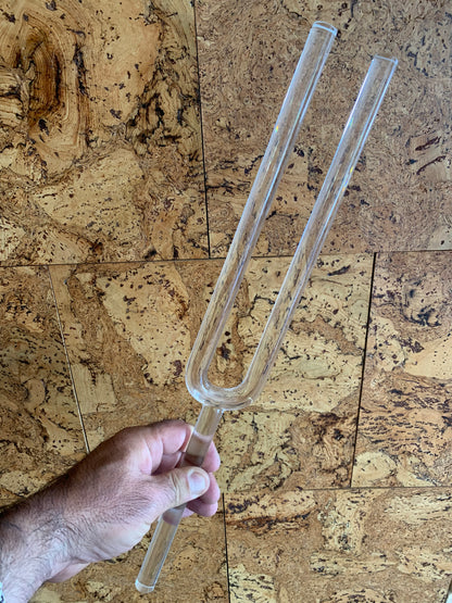 Diapason de cristal (quartz) accordé en DO#/ Cis - 45 cm x 6 de largeur. Livré avec boîte de protection en mousse et maillet adapté !