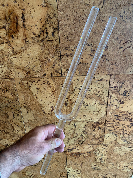 Diapason de cristal (quartz) accordé en DO#/ Cis - 45 cm x 6 de largeur. Livré avec boîte de protection en mousse et maillet adapté !