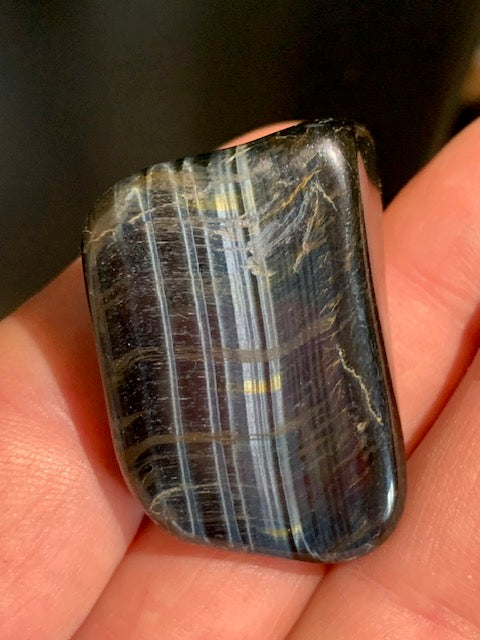 Oeil de faucon ou Oeil de tigre bleu - Pierre roulée - 40 x 30 x 17 mm - 24,5 gr.