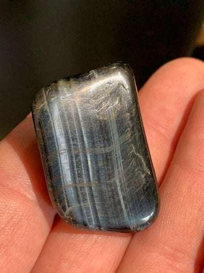 Oeil de faucon ou Oeil de tigre bleu - Pierre roulée - 40 x 30 x 17 mm - 24,5 gr.
