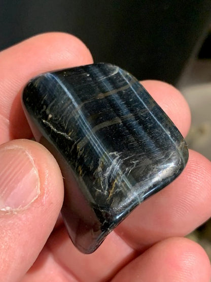 Oeil de faucon ou Oeil de tigre bleu - Pierre roulée - 40 x 30 x 17 mm - 24,5 gr.