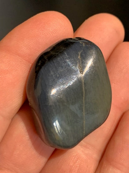 Oeil de faucon ou Oeil de tigre bleu - Pierre roulée - 37 x 30 x 14 mm - 24,9 gr.
