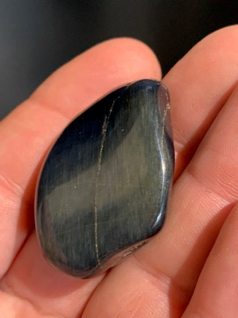 Oeil de faucon ou Oeil de tigre bleu - Pierre roulée - 37 x 30 x 14 mm - 24,9 gr.