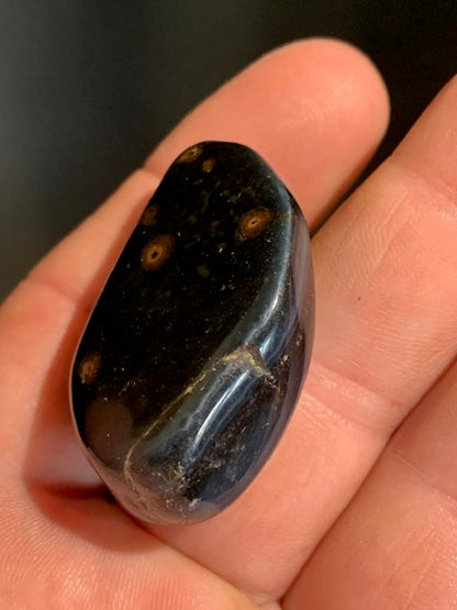 Oeil de faucon ou Oeil de tigre bleu - Pierre roulée - 37 x 30 x 14 mm - 24,9 gr.