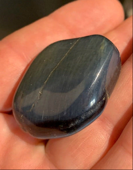 Oeil de faucon ou Oeil de tigre bleu - Pierre roulée - 37 x 30 x 14 mm - 24,9 gr.
