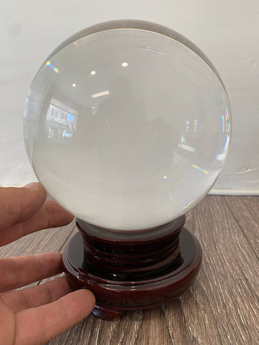 Boule de cristal de 15 centimètres avec un beau support en bois exotique (rouge), très bonne qualité de transparence et de pureté, parfait !