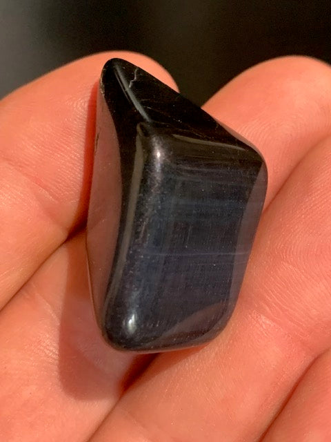 Oeil de faucon ou Oeil de tigre bleu - Pierre roulée - 37 x 22 x 16 mm - 14 gr.