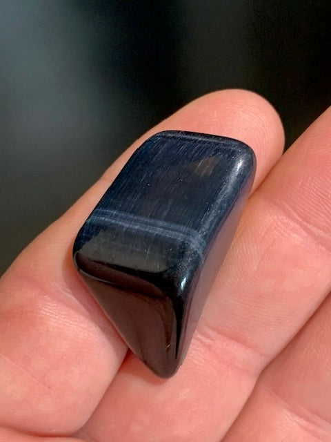 Oeil de faucon ou Oeil de tigre bleu - Pierre roulée - 37 x 22 x 16 mm - 14 gr.