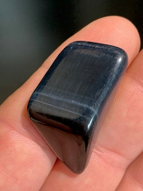 Oeil de faucon ou Oeil de tigre bleu - Pierre roulée - 37 x 22 x 16 mm - 14 gr.